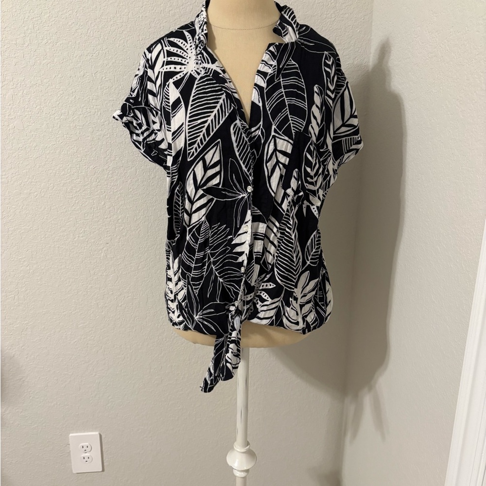 Old Navy Black and White Leaf Print Button Down Shirt